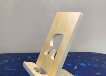 Un support de téléphone fabriqué avec du plastique recyclé, l’apport d’une entreprise sénégalaise à la protection de l’environnement