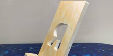 Un support de téléphone fabriqué avec du plastique recyclé, l’apport d’une entreprise sénégalaise à la protection de l’environnement